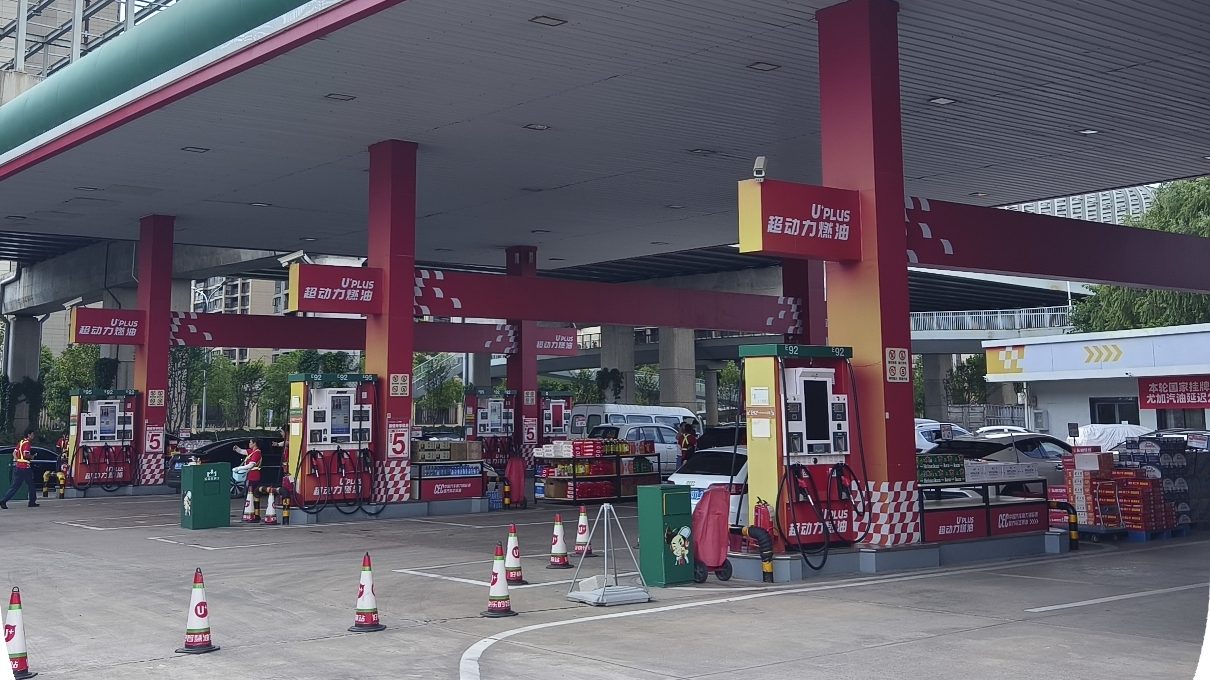 武漢某加油站油罐機(jī)械清洗項(xiàng)目，保障運(yùn)營不間斷